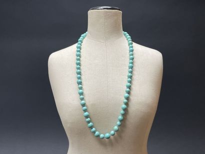 null Collier de perles en pierre de couleur turquoise. 
L. :42 cm