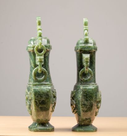 null CHINE.
Paire de vases couverts en pierre dure de couleur épinard.
H_32 cm L_15...