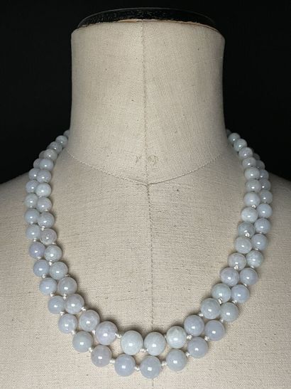 null CHINE.
Deux colliers de perles en pierre dure blanc mauve.
L. :29 cm