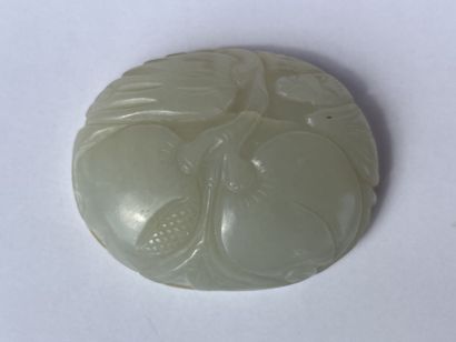 null CHINE.
Couvercle en jade céladon sculpté d'un décor de pêche de longévité.
2...