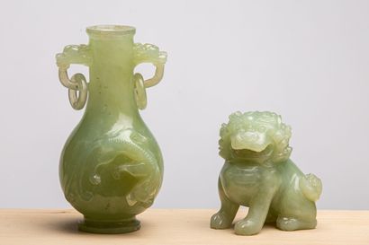 CHINE, XXème siècle.
Vase balustre et chien...