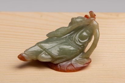 null CHINE, XXème siècle.
Sujet en jade sculpté veiné de rouille, figurant un jeune...