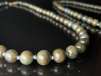 null Deux colliers de perles en jade vert
L. :27 cm