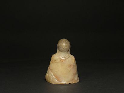 null CHINE.
Bouddha en prière, en stéatite sculptée.
H. :6 cm. 
Egrenures à la base...