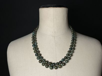 null Deux colliers de perles en jade vert
L. :27 cm