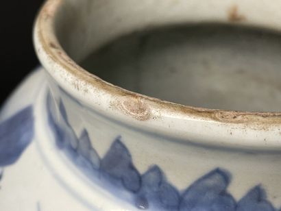 null CHINE, époque Transition XVIIème.
Vase en porcelaine de Chine à décor de personnages....