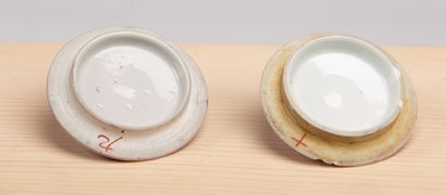 null CHINE, fin de la dynastie Qing (1644-1912).
Paire de vases ovoïdes en porcelaine...
