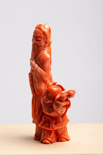 null CHINE, XXème siècle.
Petit groupe en corail sculpté à décor d'un sage et enfant.
H_12...