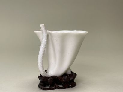 null CHINE, époque Kangxi (1662-1722).
Coupe libatoire en porcelaine de Chine figurant...