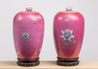 null CHINE, fin de la dynastie Qing (1644-1912).
Paire de vases ovoïdes en porcelaine...