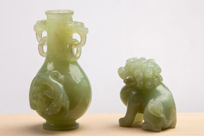 null CHINE, XXème siècle.
Vase balustre et chien de Fô en jade sculpté.
H_14,5 cm...