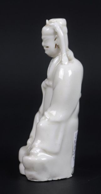 null CHINE, époque Kangxi (1662-1722).
Statuette en porcelaine émaillée blanc figurant...