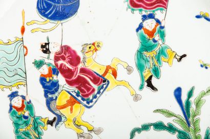 null CHINE.
Plat circulaire en porcelaine émaillée à décor de cavalier et guerriers.
XVIIIème...