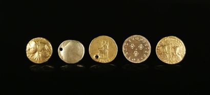 null Lot divers.
4 monnaies d'or antiques avec importantes traces de monture ou soudure...