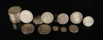null Réunion de vingt-sept pièces et une médaille en argent comprenant :
- treize...