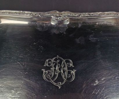 null Tray with handles in silver, with rocaille decoration.
Numerated in its center.
L_...