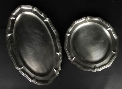 null Two silver dishes with scalloped edges, one circular, the other oval.
L_ 50...