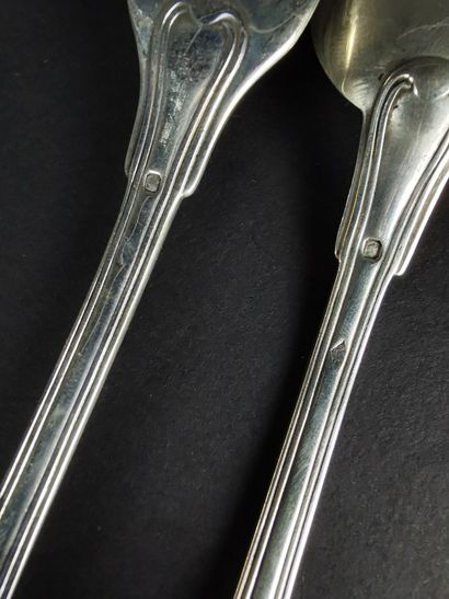 null Set of twenty-two forks and twenty spoons in silver, filet model, figured.
L_...