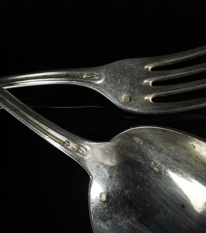 null PUIFORCAT.
Suite of twelve silver cutlery with foliage decoration, decorated...