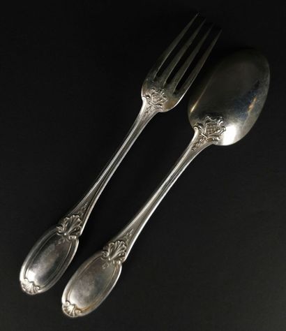 null Suite of twelve silver flatware and twelve silver dessert spoons.
Regency style.
2321...