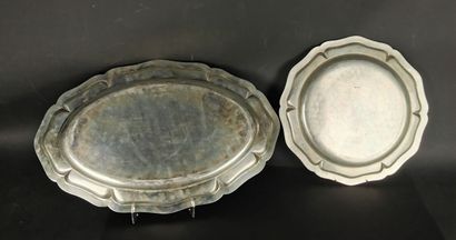 null Two silver dishes with scalloped edges, one circular, the other oval.
L_ 50...