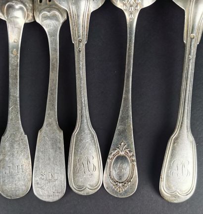 null Set of silver cutlery net and plain model including :
- a ladle, 
- seven spoons,...