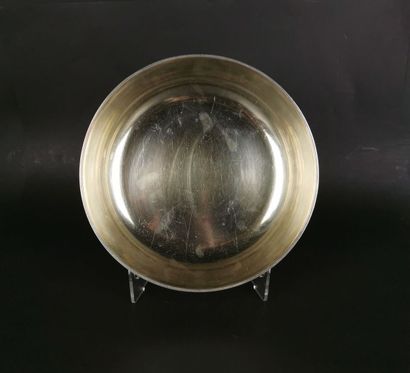null TALLOIS in Paris.
Circular silver bowl decorated with alternating frieze of...