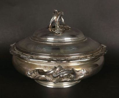 null Silver vegetable dish on pedestal, rocaille style.
Numerated on the lid.
Louis...
