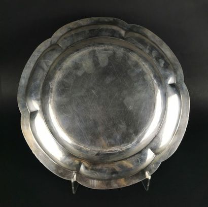null BOULENGER.
Circular silver dish with scalloped edge decorated with knotted ribbons.
L_...