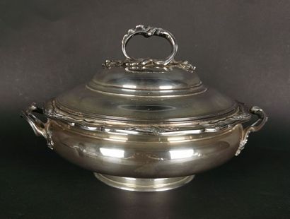 null Silver vegetable dish on pedestal, rocaille style.
Numerated on the lid.
Louis...