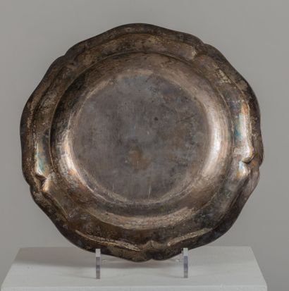 null Silver dish XVIIIth century with scalloped edge.
Master goldsmith : Pierre-Joseph...