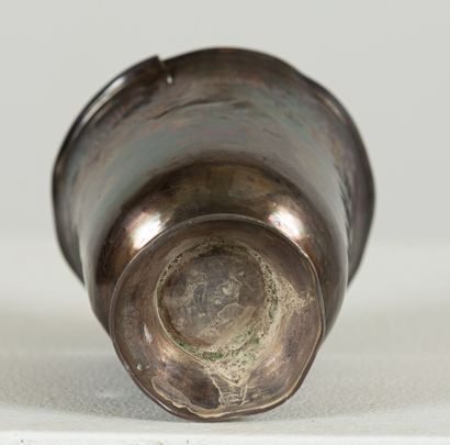 null Silver tulip tumbler.
18th century.
H_8 cm.
100.94 grams, 950°/00, cracked ...