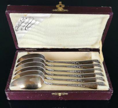 null PUIFORCAT.
Suite of six silver coffee spoons with vegetal decoration, the model...