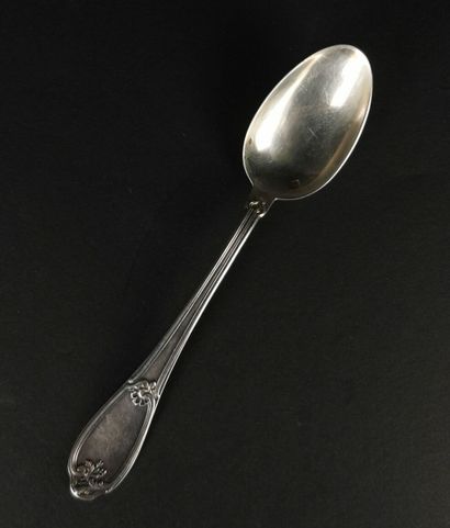 null Suite of twelve silver flatware and twelve silver dessert spoons.
Regency style.
2321...