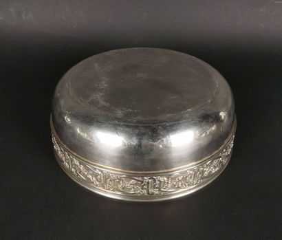 null TALLOIS in Paris.
Circular silver bowl decorated with alternating frieze of...