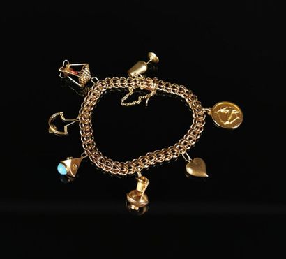 null Bracelet en or jaune à maille à trois rangs, orné de charms de différentes formes...