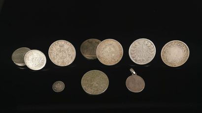 null Réunion de onze pièces argent comprenant :
- deux pièces de cinq francs Hercules...