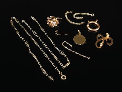 null Ensemble de bijoux en or comprenant une broche, un collier accidenté, trois...