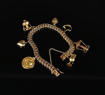 null Bracelet en or jaune à maille à trois rangs, orné de charms de différentes formes...