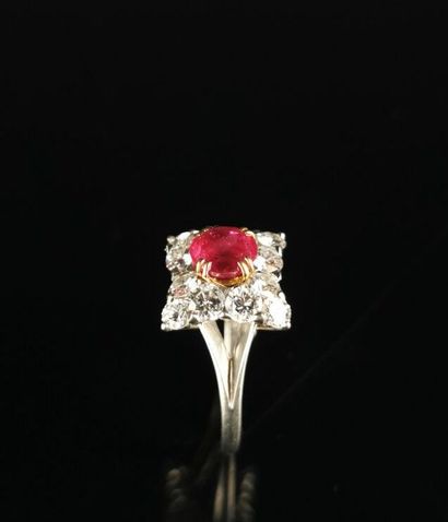 null MAUBOUSSIN.
Platinum ring set with a central round-cut ruby, held by four yellow...