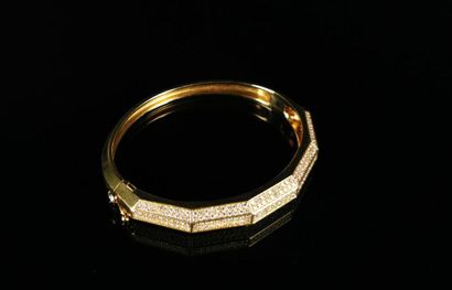 null Rigid yellow gold bracelet with cut edges adorned with pavé-cut diamonds.
The...