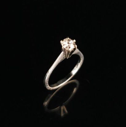 null White gold solitaire ring set with a round old-cut diamond weighing approx....