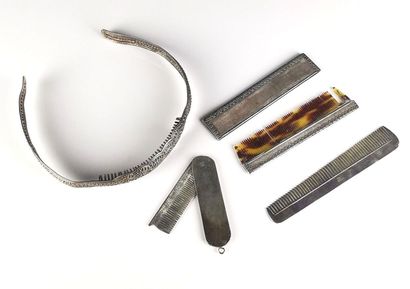 null CHINA.
Meeting of hair jewelry and combs in silver, tortoiseshell and leather.
Gross...