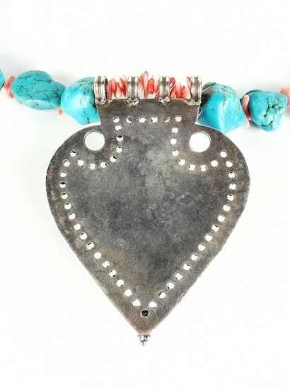 null Four-row silver necklace with blue, red and turquoise-tinted stones, adorned...