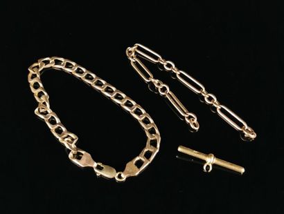 null Two gold bracelets and a watch chain.
L_20 cm, for the larger one.
30 grams,...