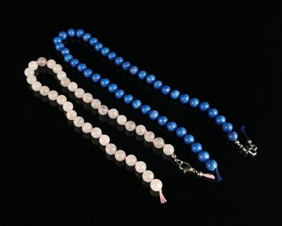 null Reunion of a sautoir, a necklace, and a white pearl necklace.
Bags of pearls...