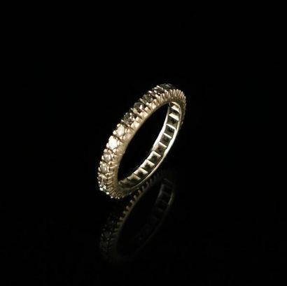 null American wedding band in white gold set with diamonds.
Finger size: 51.
Gross...