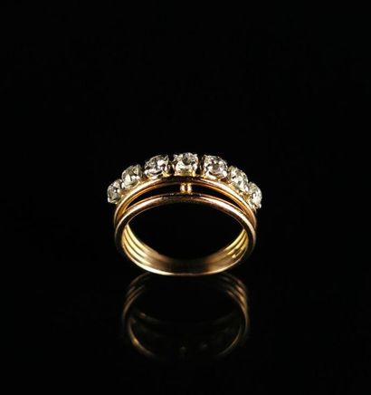 null Pink gold ring with four bezels set with seven round old-cut diamonds in platinum...