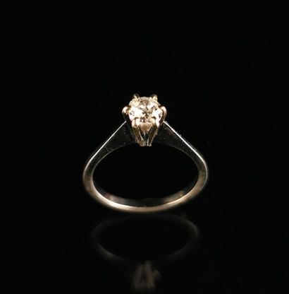 null White gold solitaire ring set with a round old-cut diamond weighing approx....