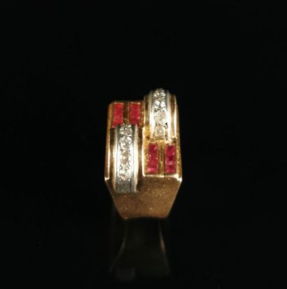 null Gold and silver tank ring set with calibrated rubies and diamonds.
Finger size:...